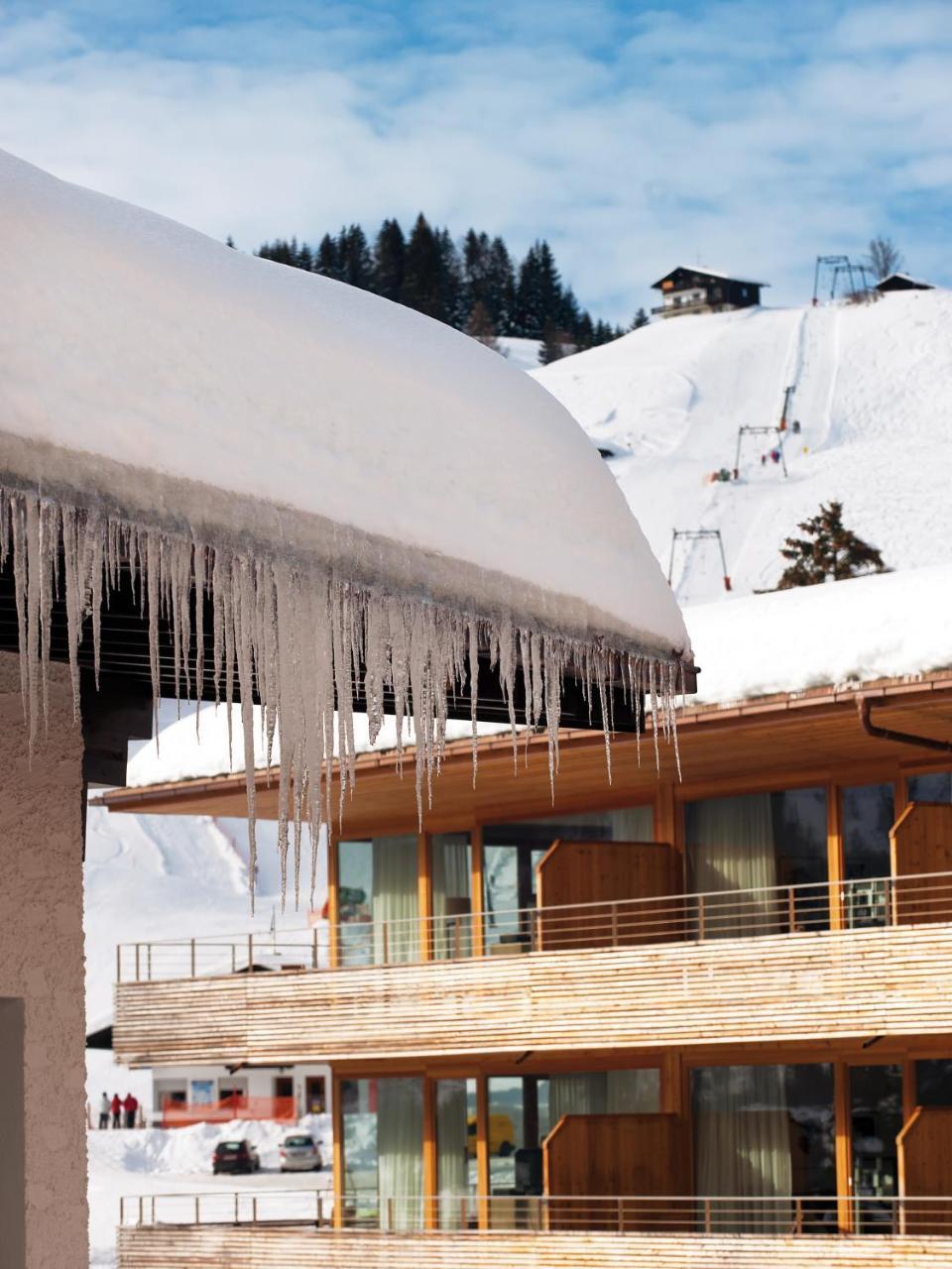 A-Rosa Ifen Hotel Kleinwalsertal Hirschegg  Exteriör bild Icicles on a building